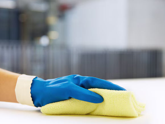 High-performance microfibre cloth for cleaning surfaces with eco-friendly materials